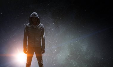 Kapüşonlu adam silüeti