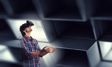 Adam sanal gerçeklik gözlüğü takıyor.