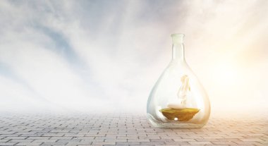 İş kadını nilüfer çiçeğiyle yoga yapıyor cam şişenin içinde poz veriyor.