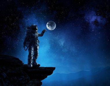 Keşfedilmemiş bir gezegende yürüyen astronot