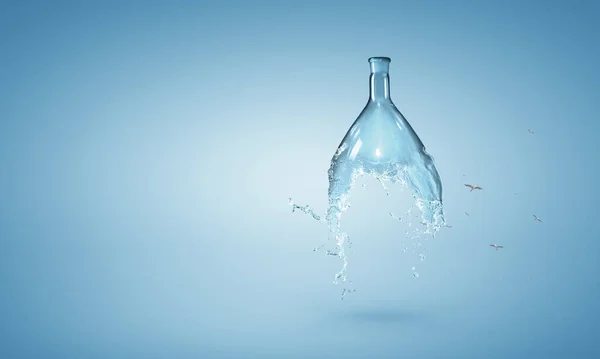Spruzzi d'acqua dalla bottiglia di vetro — Foto Stock
