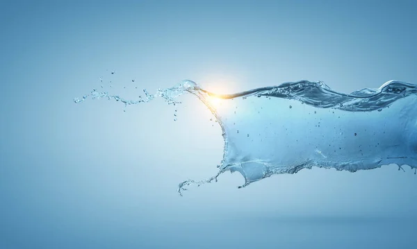 Spruzzi d'acqua dalla bottiglia di vetro — Foto Stock