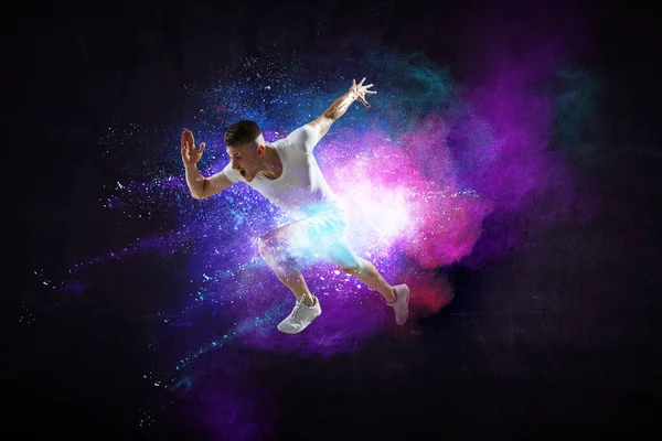 Ritratto di un uomo di fitness che corre su uno sfondo colorato — Foto Stock