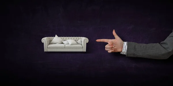Man hand pekar på soffa — Stockfoto