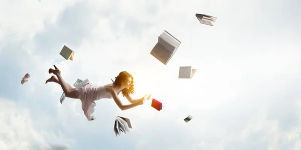 Mladá žena levituje při čtení knihy — Stock fotografie