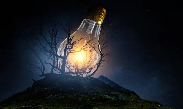 Huge light bulb glowing in the darkness — Stock Photo, Image