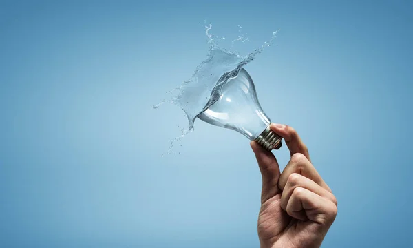 水のしぶきから電球 — ストック写真