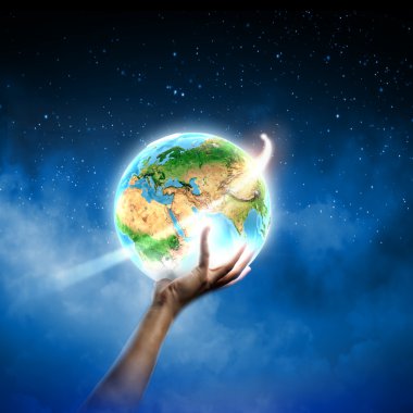 Dünya gezegeni tutan eller