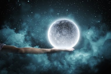 Mavi parlayan ay tutan eller