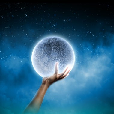 Mavi parlayan ay tutan eller