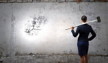 iş kadını elinde çekiçle