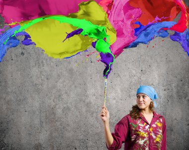 Fırça ve renkli su sıçramalarına ressam