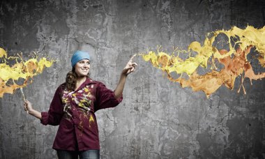 Fırça ve renkli su sıçramalarına ressam