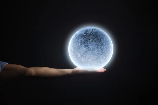 Mano umana che tiene la luna blu incandescente — Foto Stock