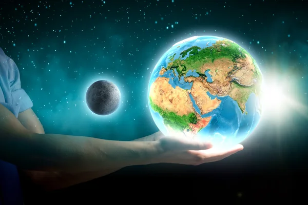 Ludzką ręką trzymając planety ziemi — Zdjęcie stockowe