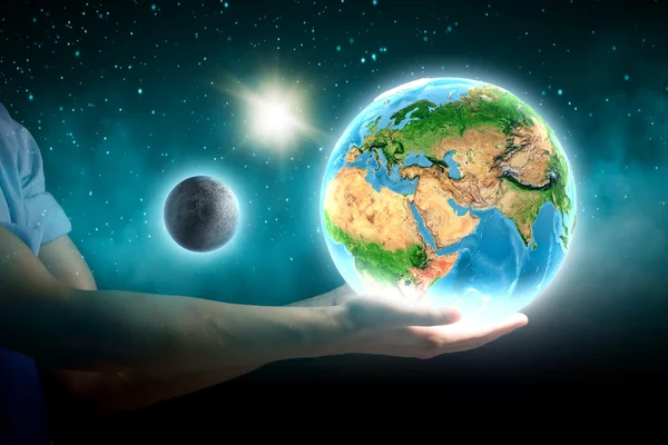 Mänsklig hand som håller jorden planet — Stockfoto