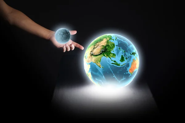 Ludzką ręką dotykając ziemi planeta z palca — Zdjęcie stockowe