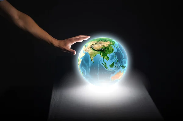 Mão humana tocando planeta Terra com o dedo — Fotografia de Stock