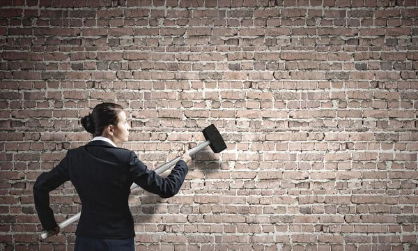 Geschäftsfrau mit Hammer in der Hand — Stockfoto