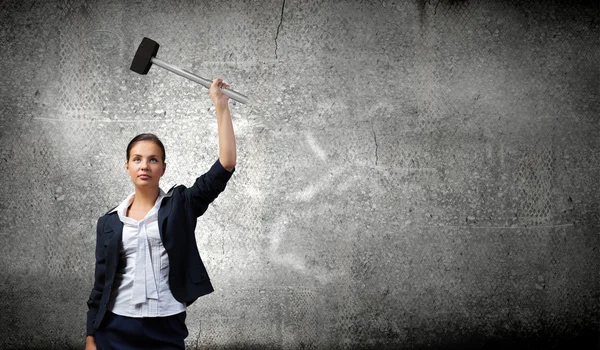Zakenvrouw met hamer in handen — Stockfoto