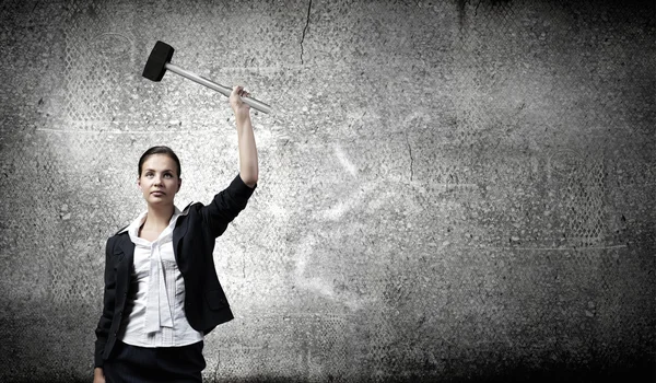Affärskvinna med hammare i händer — Stockfoto