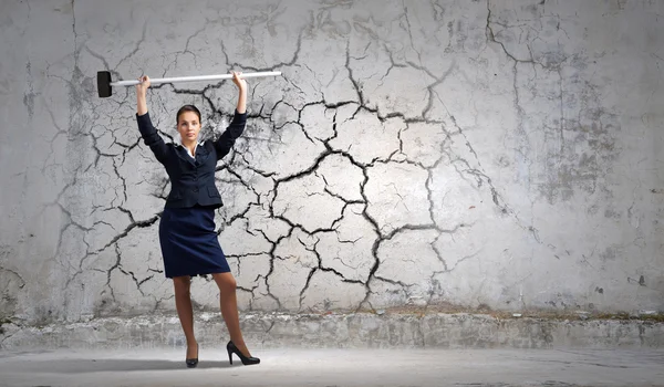 Femme d'affaires avec marteau dans les mains — Photo