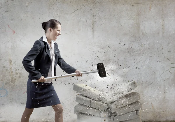 Businesswoman crashing bricks — Stock Photo, Image