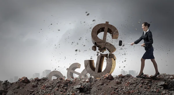 Empresária batendo pedra dólar — Fotografia de Stock