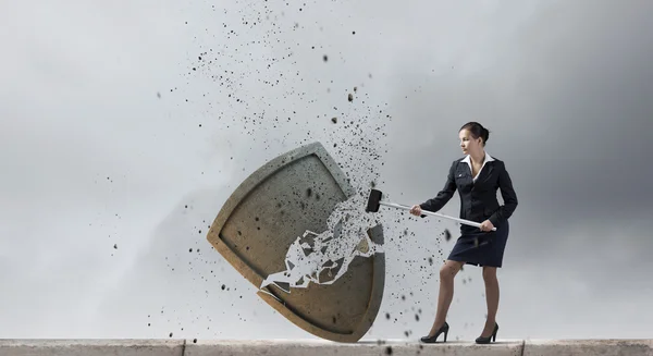 Businesswoman estrellarse escudo de piedra —  Fotos de Stock