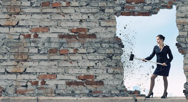 Iş kadını elinde çekiçle — Stok fotoğraf