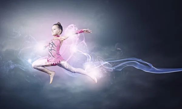 Girl gymnast  jumping high — Stock Photo, Image