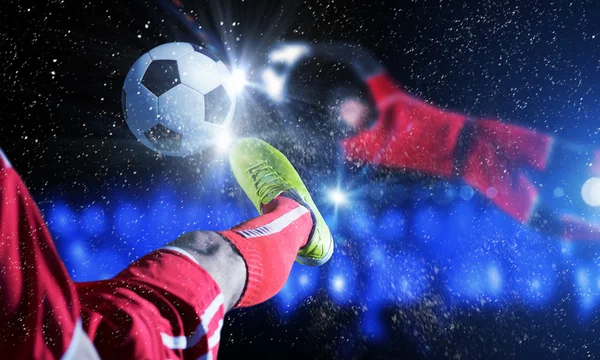 Kopnięcie piłki nożnej — Zdjęcie stockowe