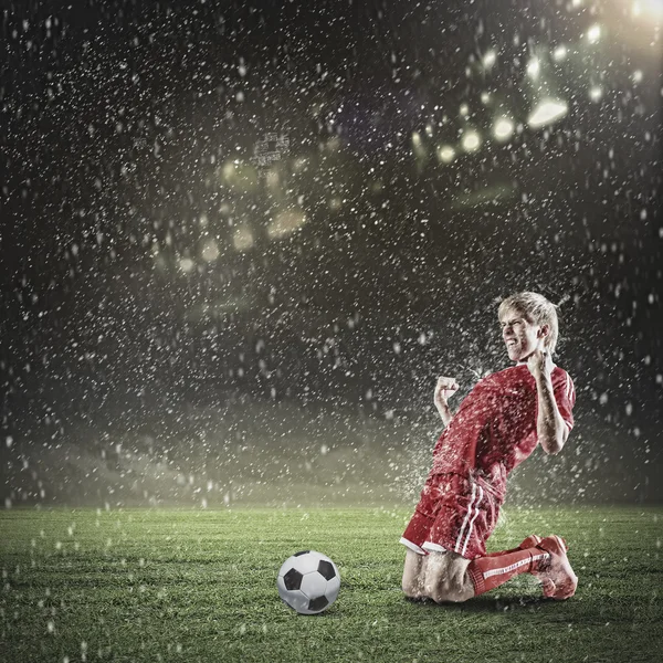 Jugador de fútbol de pie de rodillas — Foto de Stock