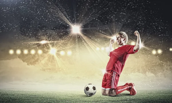 Giocatore di calcio in piedi sulle ginocchia — Foto Stock