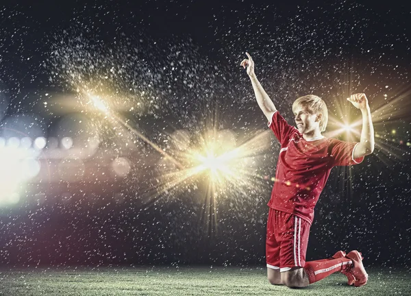 Giocatore di calcio in piedi sulle ginocchia — Foto Stock