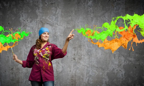 Pintor com pincel e salpicos coloridos — Fotografia de Stock