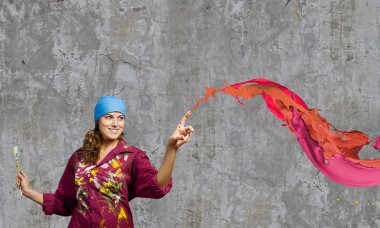 Fırça ve renkli su sıçramalarına ressam