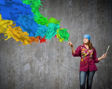 Fırça ve renkli su sıçramalarına ressam