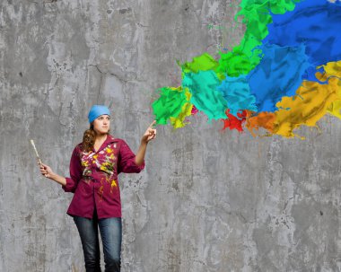 Fırça ve renkli su sıçramalarına ressam