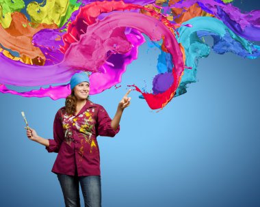 Fırça ve renkli su sıçramalarına ressam