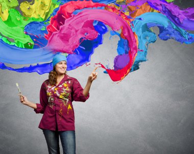 Fırça ve renkli su sıçramalarına ressam