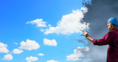 Kız ressam fırçası ile