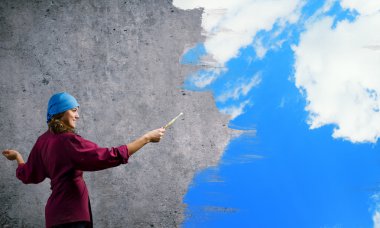 Kız ressam fırçası ile