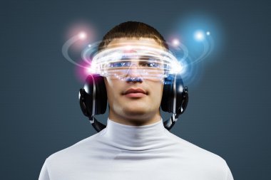 Kulaklık takan genç adam.