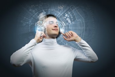 Kulaklık takan genç adam.