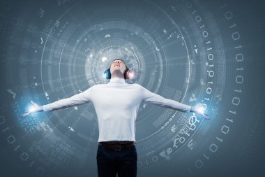 Kulaklık takan genç adam.