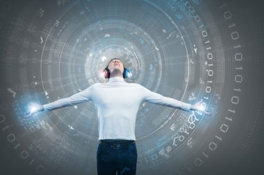 Kulaklık takan genç adam.