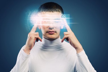 Adamın kafasına hologram