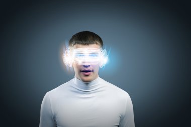 Adamın kafasına hologram