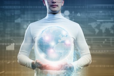 Küreyi elinde tutan adam